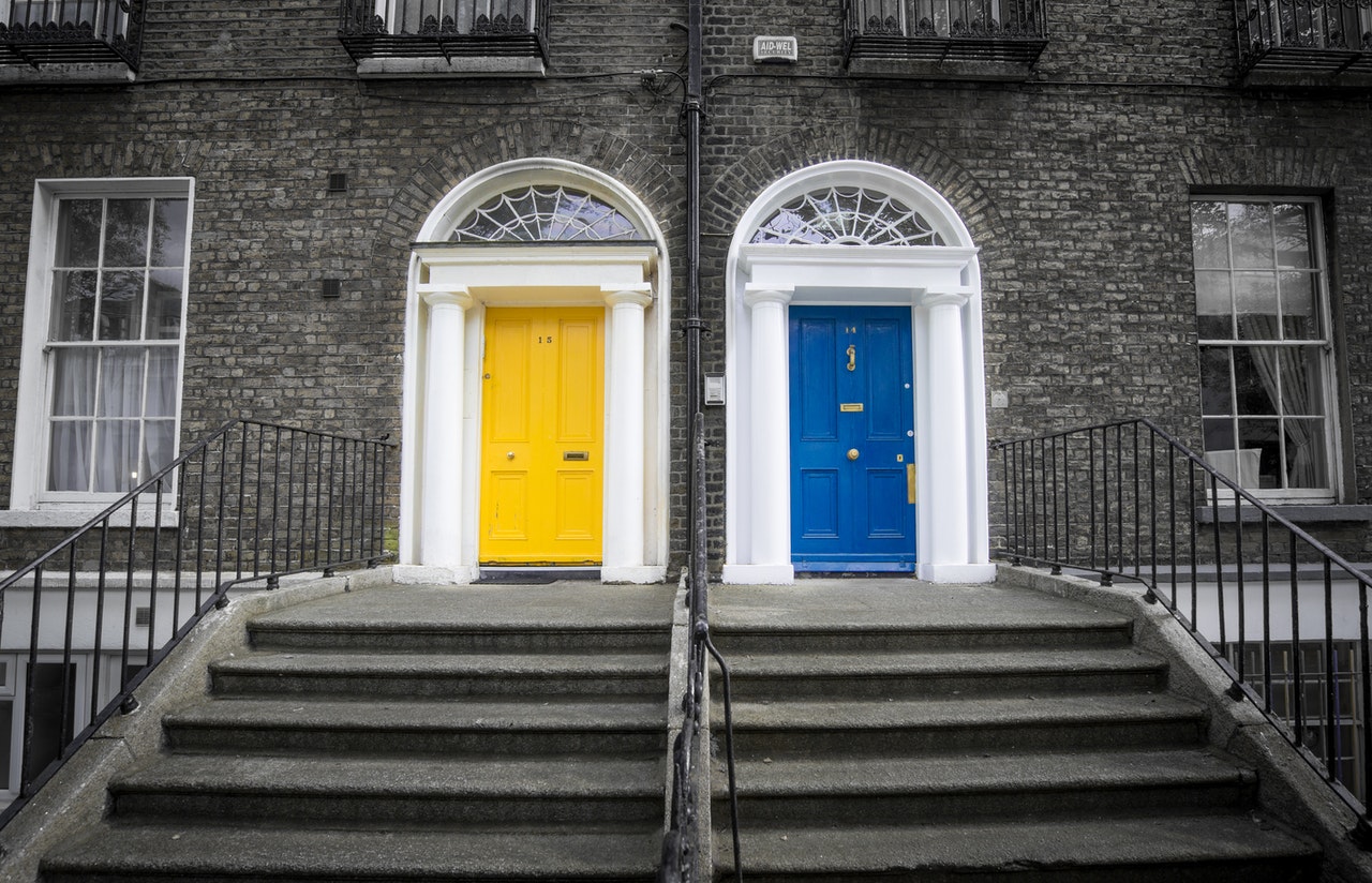 Neighbouring doors, representing a couple that did not live together who were found to be spouses
